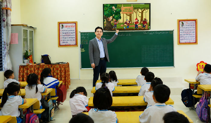 Mình chiếu trò chơi lên ti vi học sinh rất hứng thú